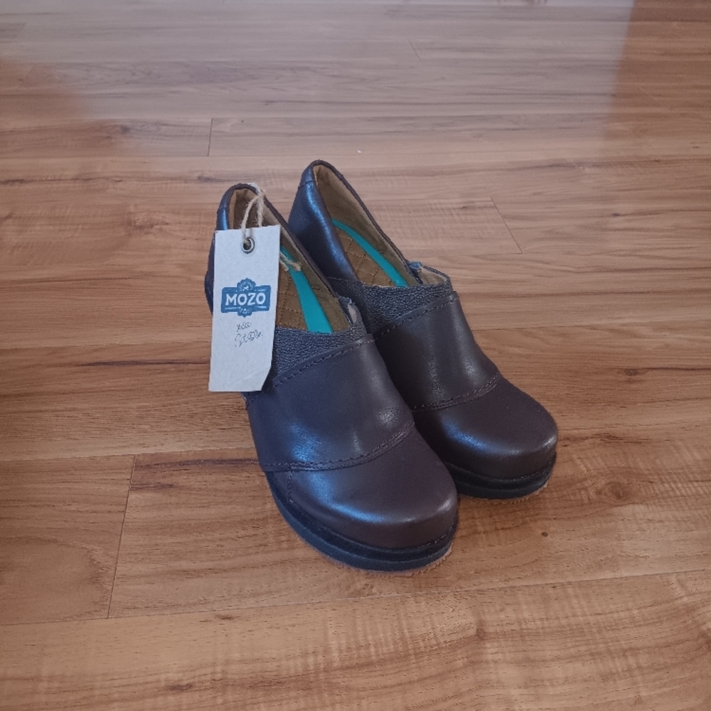 Brown Mules with Thick Wooden Sole and Rounded Toe Design